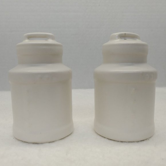 VTG McCoy Blue Willow Milk Can Salt Pepper Shakers 3.75 Inches tall - Picture 4 of 6